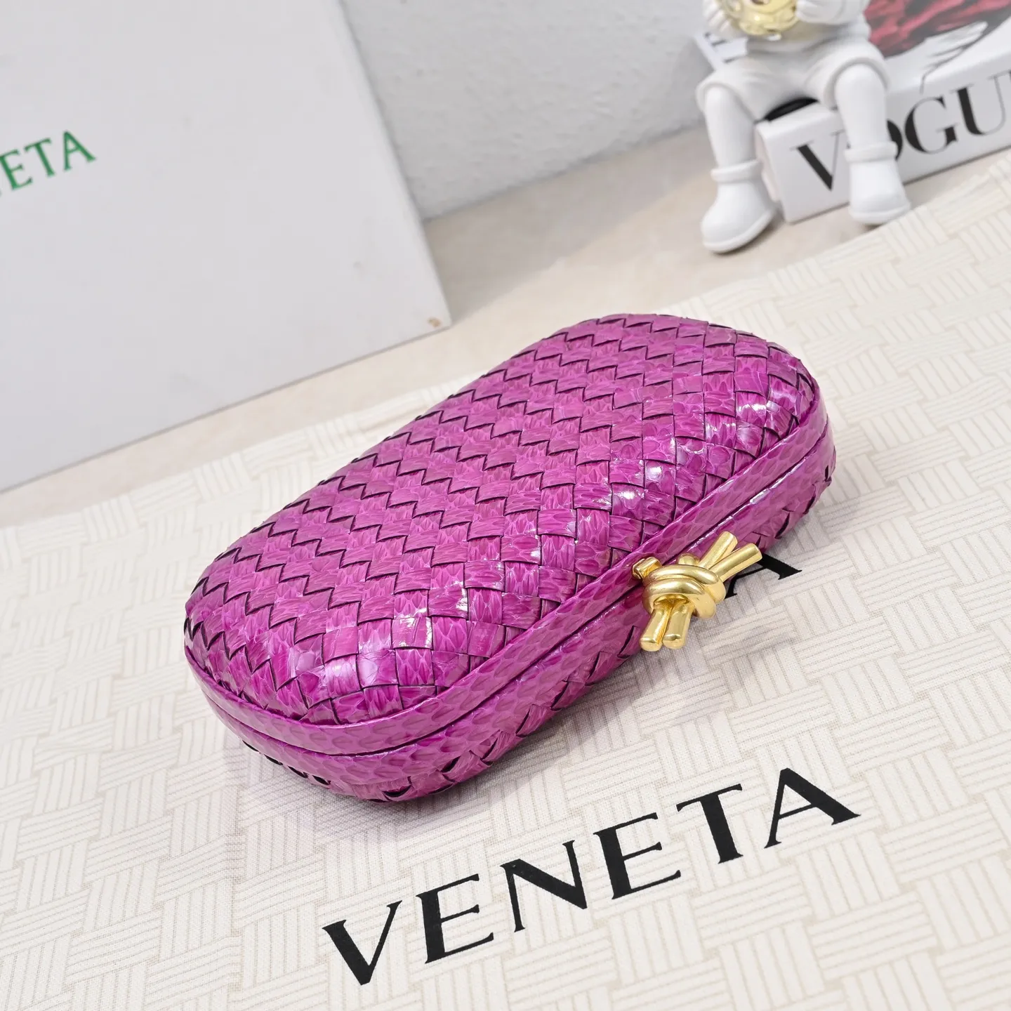 Batch 1860 #BV Knot snakeskin woven evening bag series 🐍 Fashion choice Rare snakeskin bags are full of charm 🌟Using snakeskin pattern woven with knot buckle, the unique texture makes you feel a different kind of refinement and elegance when you touch it 🎀 Its luster is low-key and luxurious, whether it is in the sun or under the light, it can reflect the charming colors 🌈 Holding it in your hand or hanging on your wrist will make you look more elegant and charming✨✨ Model: 717622 Size: 20x12x5.5